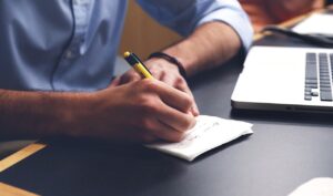 職場で足の臭いがバレる原因と対策は？