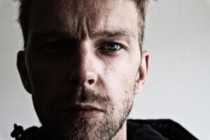 足の臭いを長時間抑える効果的な対策は？